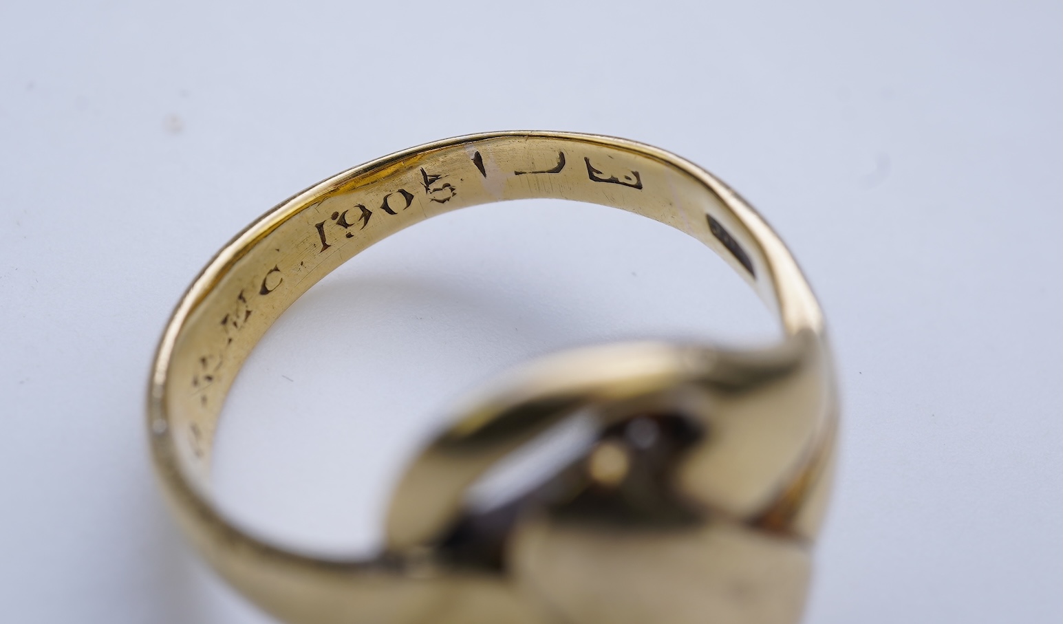 A rare Arts & Crafts gold ring, England, circa 1905